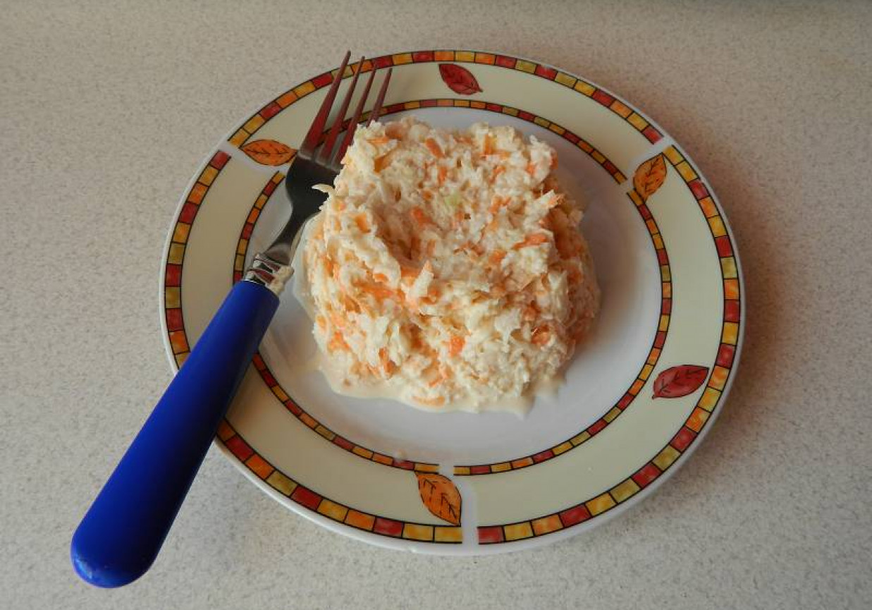Czosnkowa surówka z białej rzodkwi i marchewki. foto