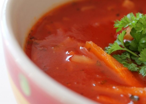Fotografia przedstawiająca Czosnkowa zupa z pomidorami.
