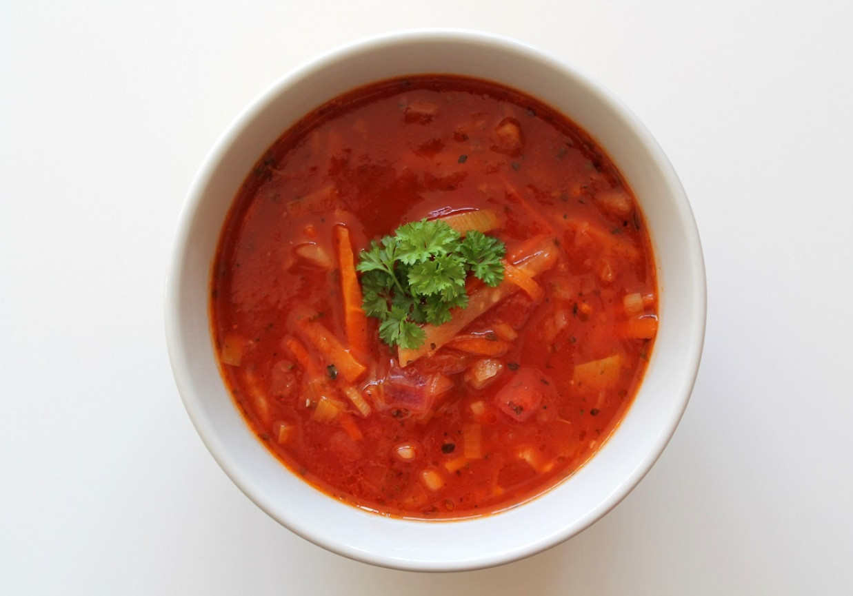 Czosnkowa zupa z pomidorami. foto