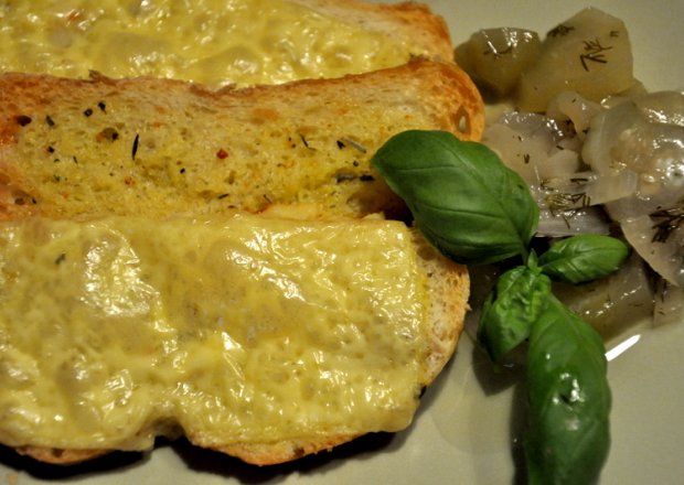 Fotografia przedstawiająca Czosnkowe grzanki z serem
