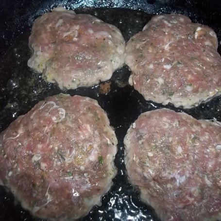 Krok 3 - Czosnkowe kotleciki do hamburgerów foto