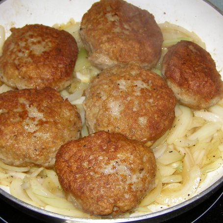 Krok 4 - czosnkowe mielone z łopatki z cebulką i z buraczkami na obiad... foto