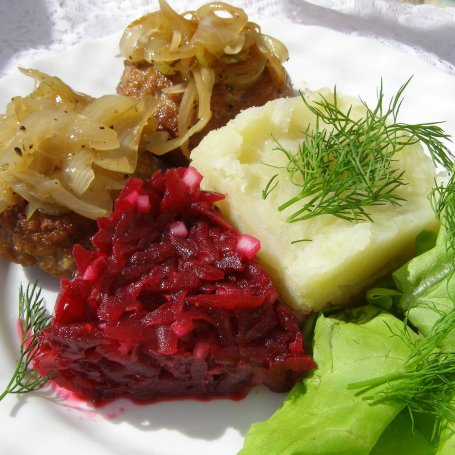 Krok 5 - czosnkowe mielone z łopatki z cebulką i z buraczkami na obiad... foto