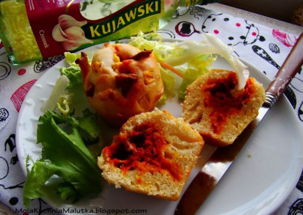 Fotografia przedstawiająca Czosnkowe muffiny z pastą warzywną