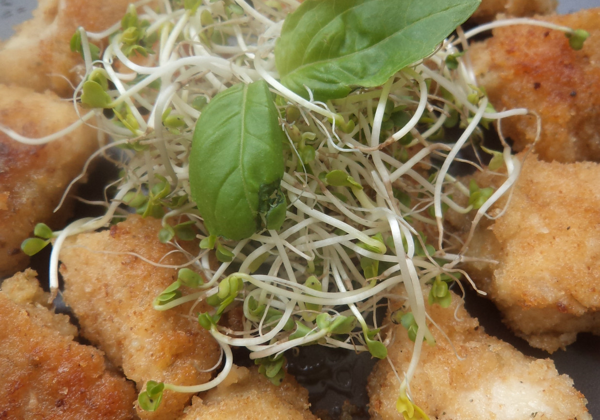 Czosnkowe nugetsy z indyka zaserwowane z kiełkami brokuła :) foto