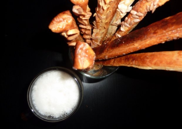 Fotografia przedstawiająca Czosnkowe paluszki do piwa