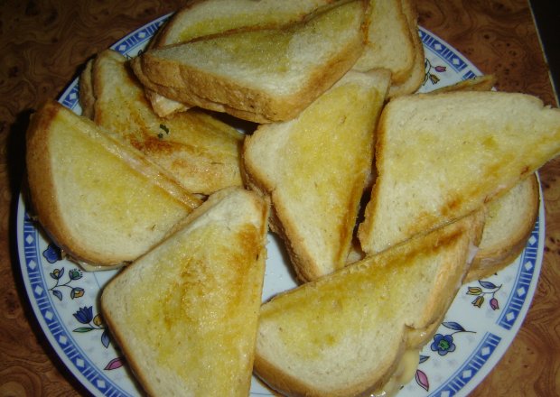 Fotografia przedstawiająca Czosnkowe tosty z serem