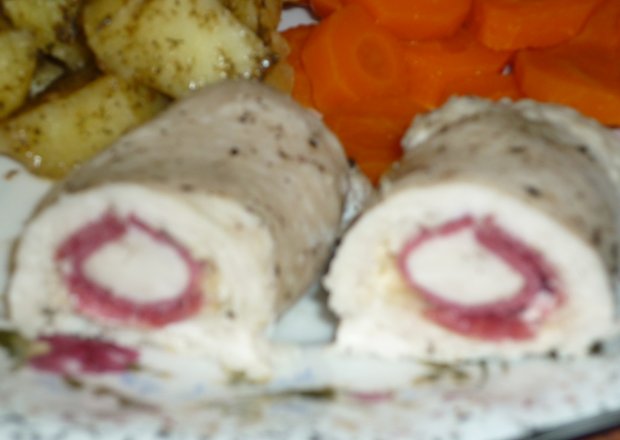 Fotografia przedstawiająca Czosnkowe zawijaski drobiowe z salami