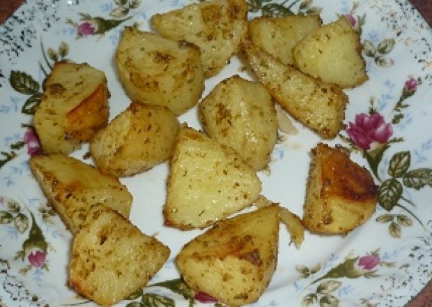 Fotografia przedstawiająca Czosnkowe ziemniaczki pieczone w piekarniku