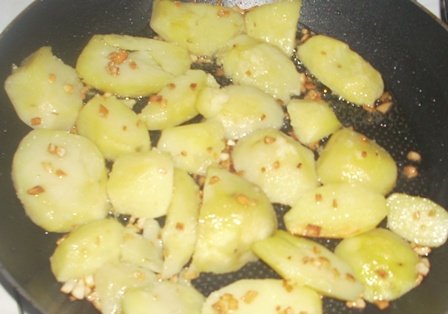 Fotografia przedstawiająca Czosnkowe ziemniaki