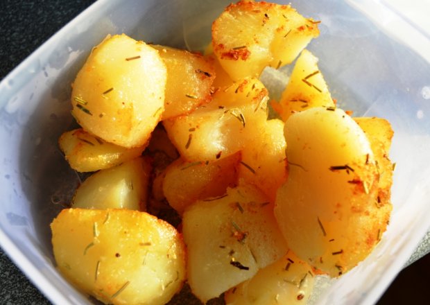 Fotografia przedstawiająca Czosnkowo - rozmarynowe ziemniaki