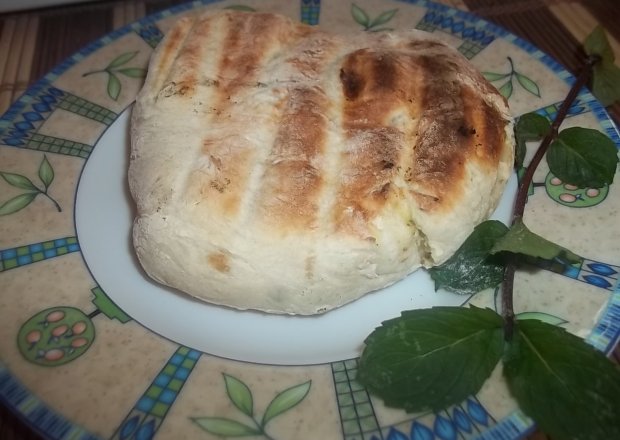 Fotografia przedstawiająca Czosnkowo-ziołowy chlebek z grilla