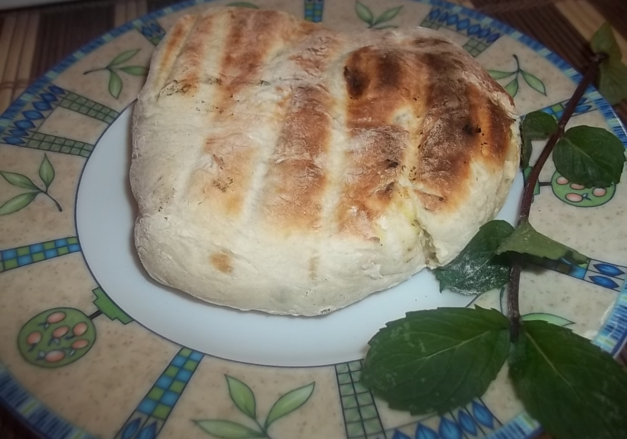 Czosnkowo-ziołowy chlebek z grilla foto