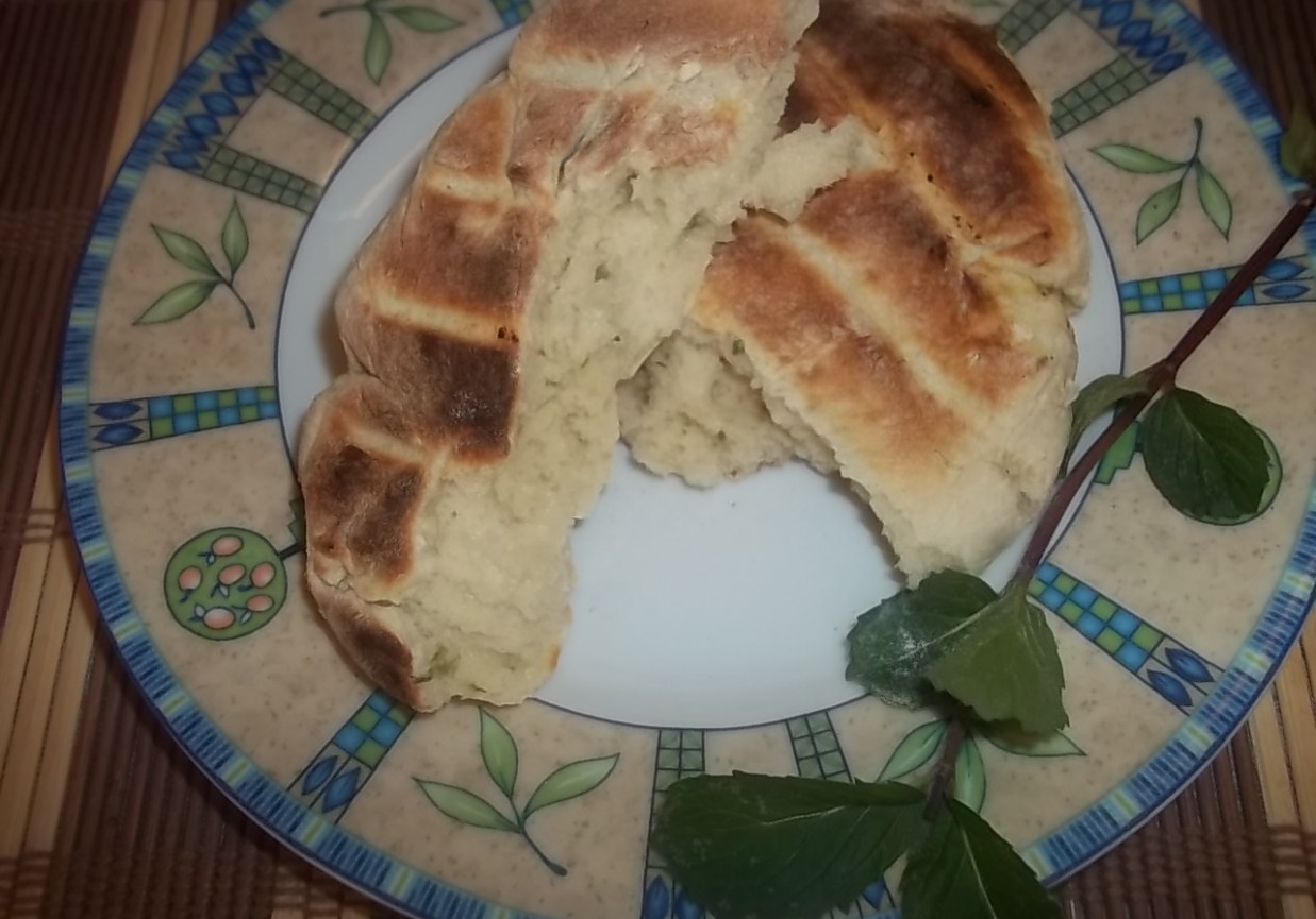 Czosnkowo-ziołowy chlebek z grilla foto