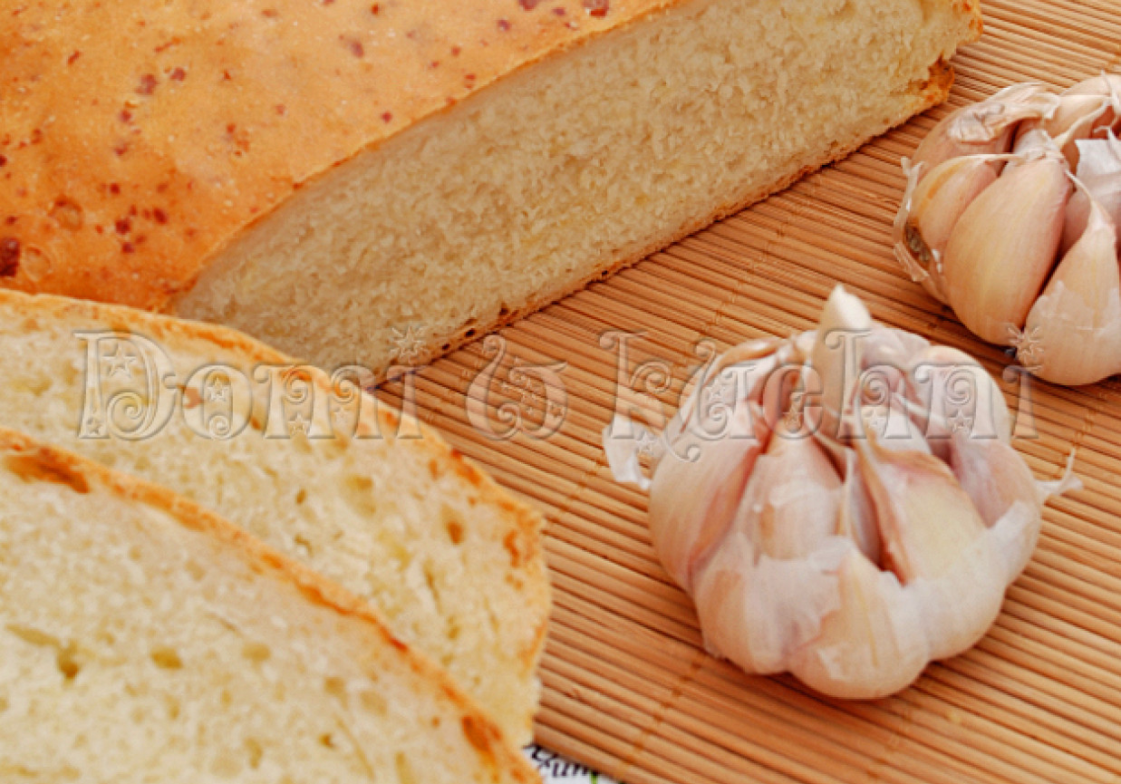Czosnkowy chleb z żółtym serem foto