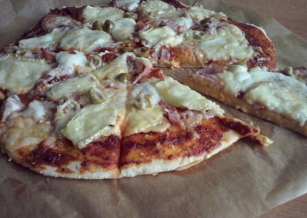 Fotografia przedstawiająca Cztery sery - pizza na cienkim cieście