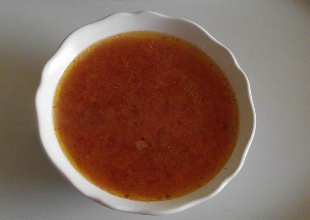 Fotografia przedstawiająca Czysta pomidorowa z papryką i suszonymi pomidorami