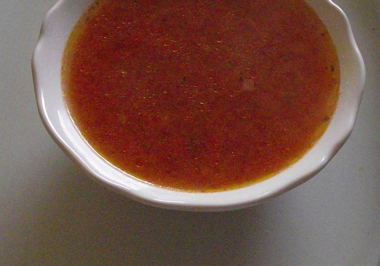 Czysta pomidorowa z papryką i suszonymi pomidorami foto