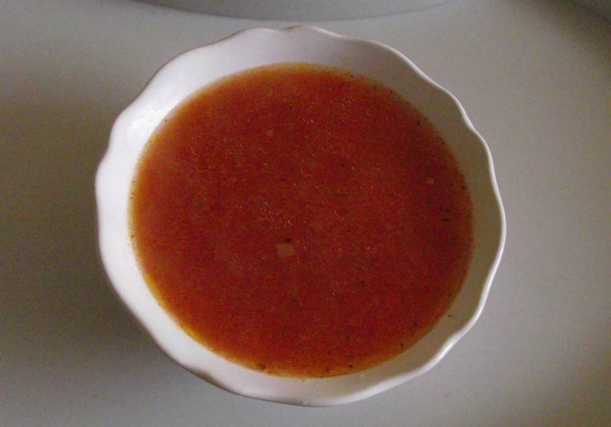 Czysta pomidorowa z papryką i suszonymi pomidorami foto