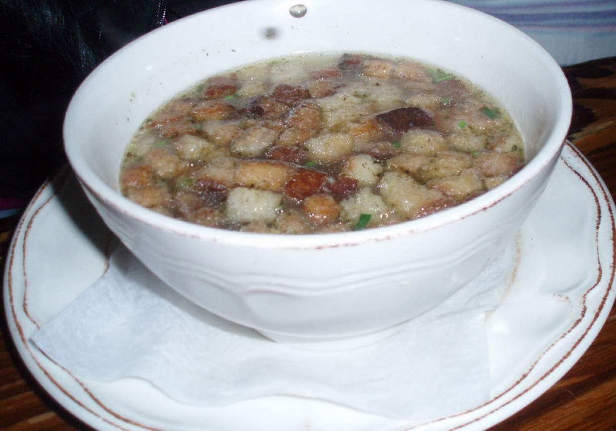 Czysta zupa cebulowa z grzankami foto