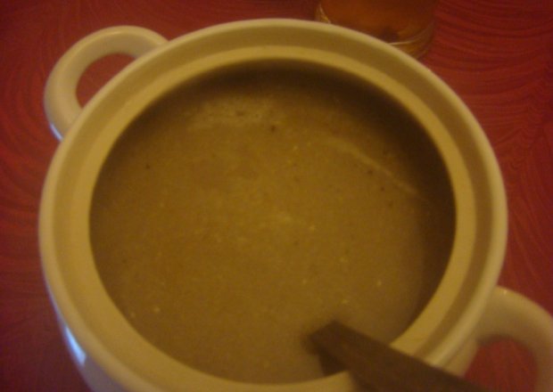 Fotografia przedstawiająca czysta zupa grzybowa