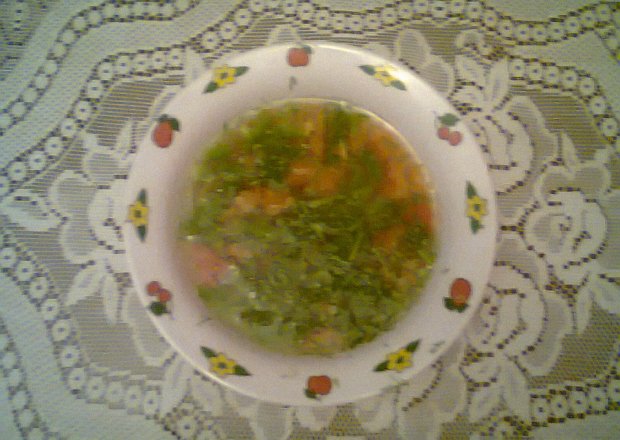 Fotografia przedstawiająca Czysta zupa pomidorowa z tuńczykiem