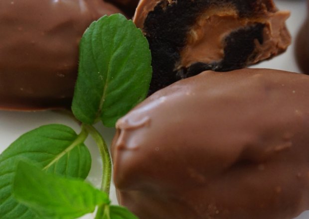Fotografia przedstawiająca Daktyle z masłem orzechowym w czekoladzie