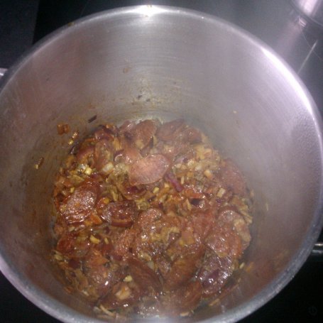 Krok 4 - Danie jednogarnkowe z kiełbasą chorizo foto