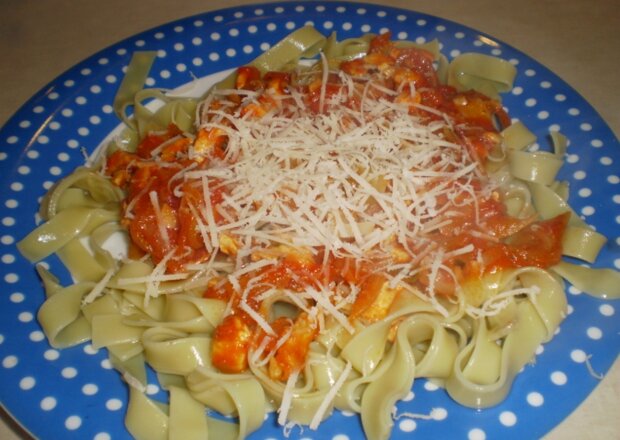 Fotografia przedstawiająca Danie makaronowe z sosem pomidorowym