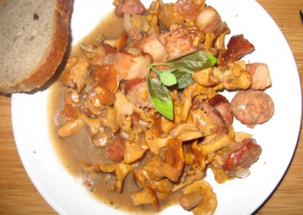 Fotografia przedstawiająca danie mięsne z kurkami a\'la gulasz