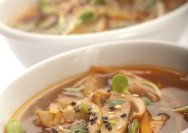 Danie na weekend - Orientalna zupa leśnych ze świeżą kolendrą i ziarnami sezamu foto