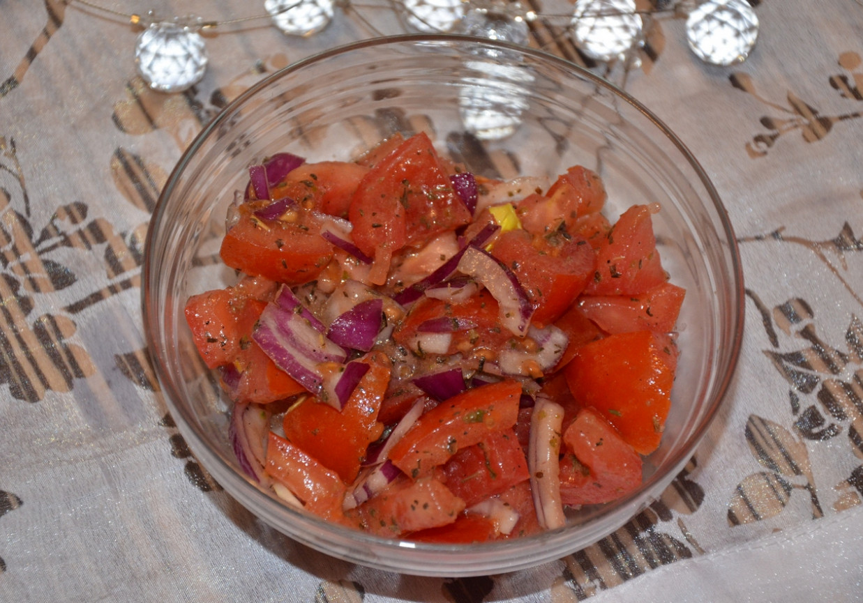 Danie z karkówką podane z frytkami i sałatką pomidorowo-cebulową foto