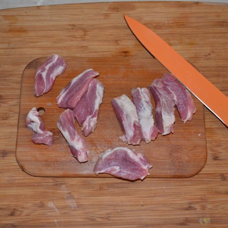 Krok 2 - Danie z karkówką podane z frytkami i sałatką pomidorowo-cebulową foto