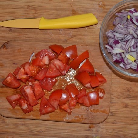 Krok 4 - Danie z karkówką podane z frytkami i sałatką pomidorowo-cebulową foto