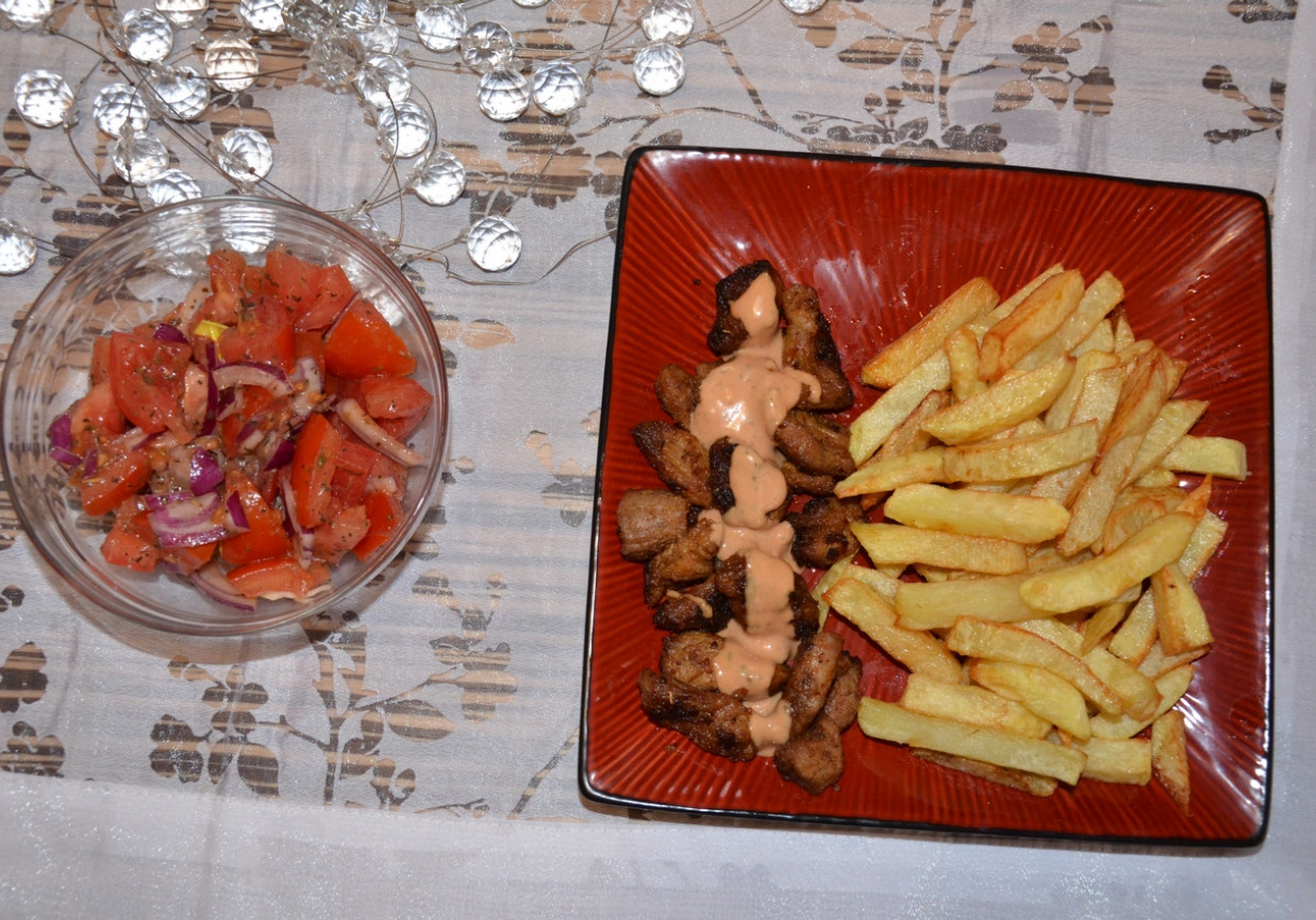 Danie z karkówką podane z frytkami i sałatką pomidorowo-cebulową foto