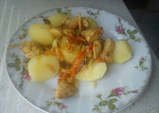 Fotografia przedstawiająca Danie z kurczakiem i chińskimi warzywami
