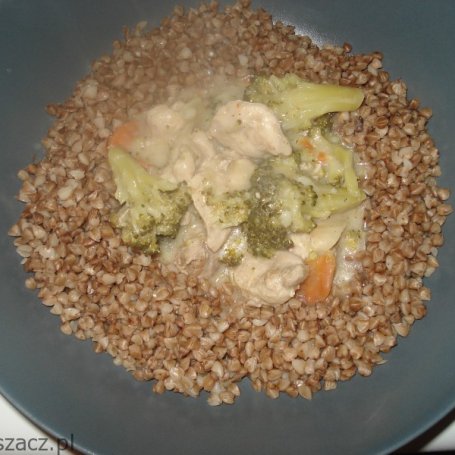 Krok 7 - Danie z  szynki z brokułem i marchewką foto
