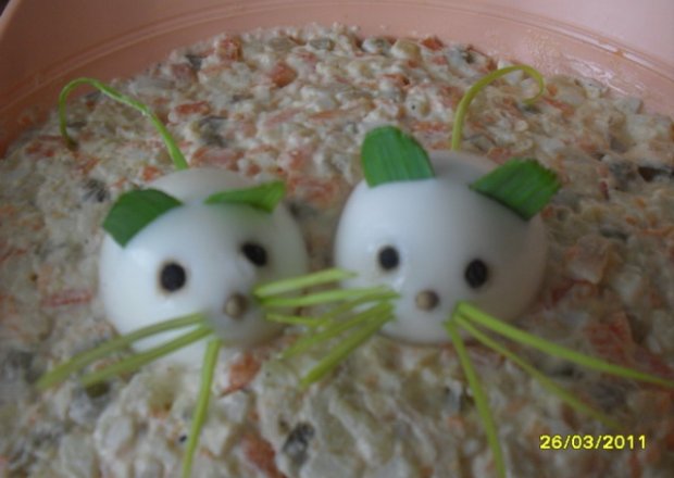 Fotografia przedstawiająca Dekoracja sałatki - myszki z jaj.