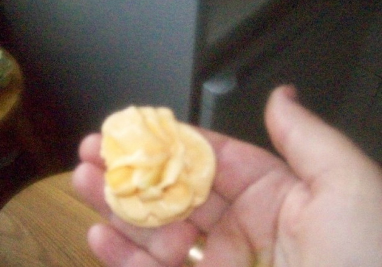 Dekoracja z kremowych róż - przepis podstawowy foto