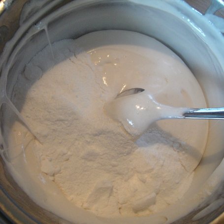 Krok 2 - Dekoracja z masy cukrowej z pianek Marshmallows foto