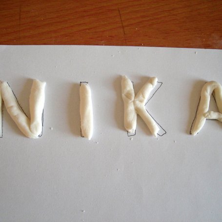 Krok 6 - Dekoracja z masy cukrowej z pianek Marshmallows foto
