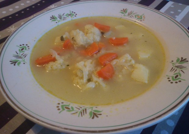 Fotografia przedstawiająca Delikatna bezmięsna zupa jarzynowa