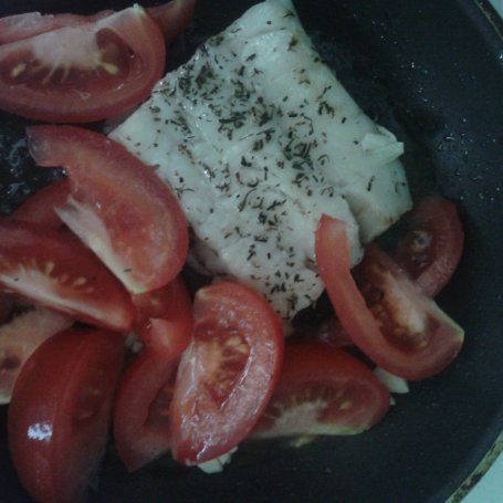 Krok 2 - Delikatna rybka z duszonymi pomidorami foto