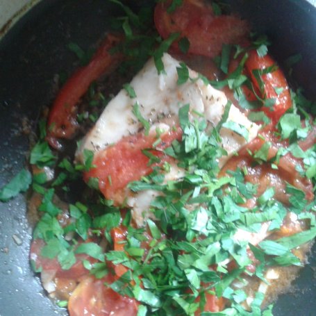 Krok 3 - Delikatna rybka z duszonymi pomidorami foto
