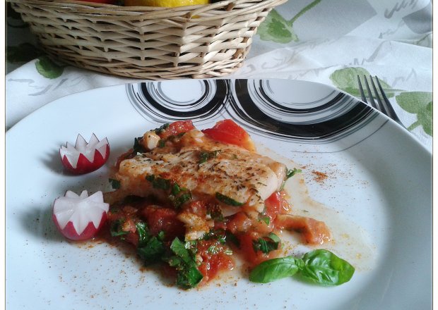 Fotografia przedstawiająca Delikatna rybka z duszonymi pomidorami