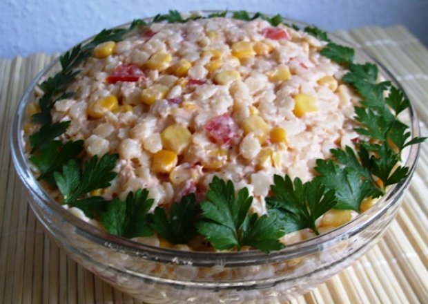 Fotografia przedstawiająca Delikatna salatka z tunczykiem