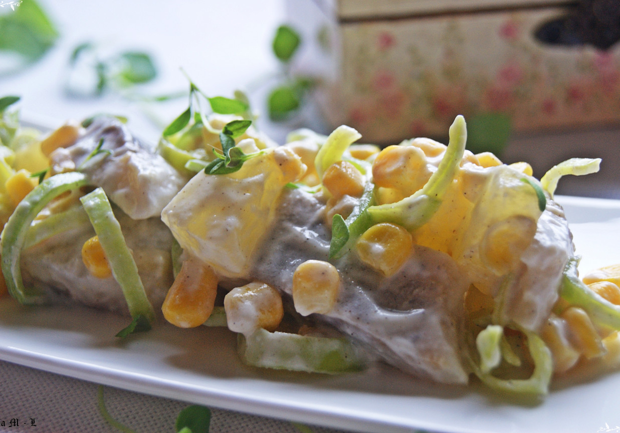 Delikatna sałatka ze śledziem i ananasem foto