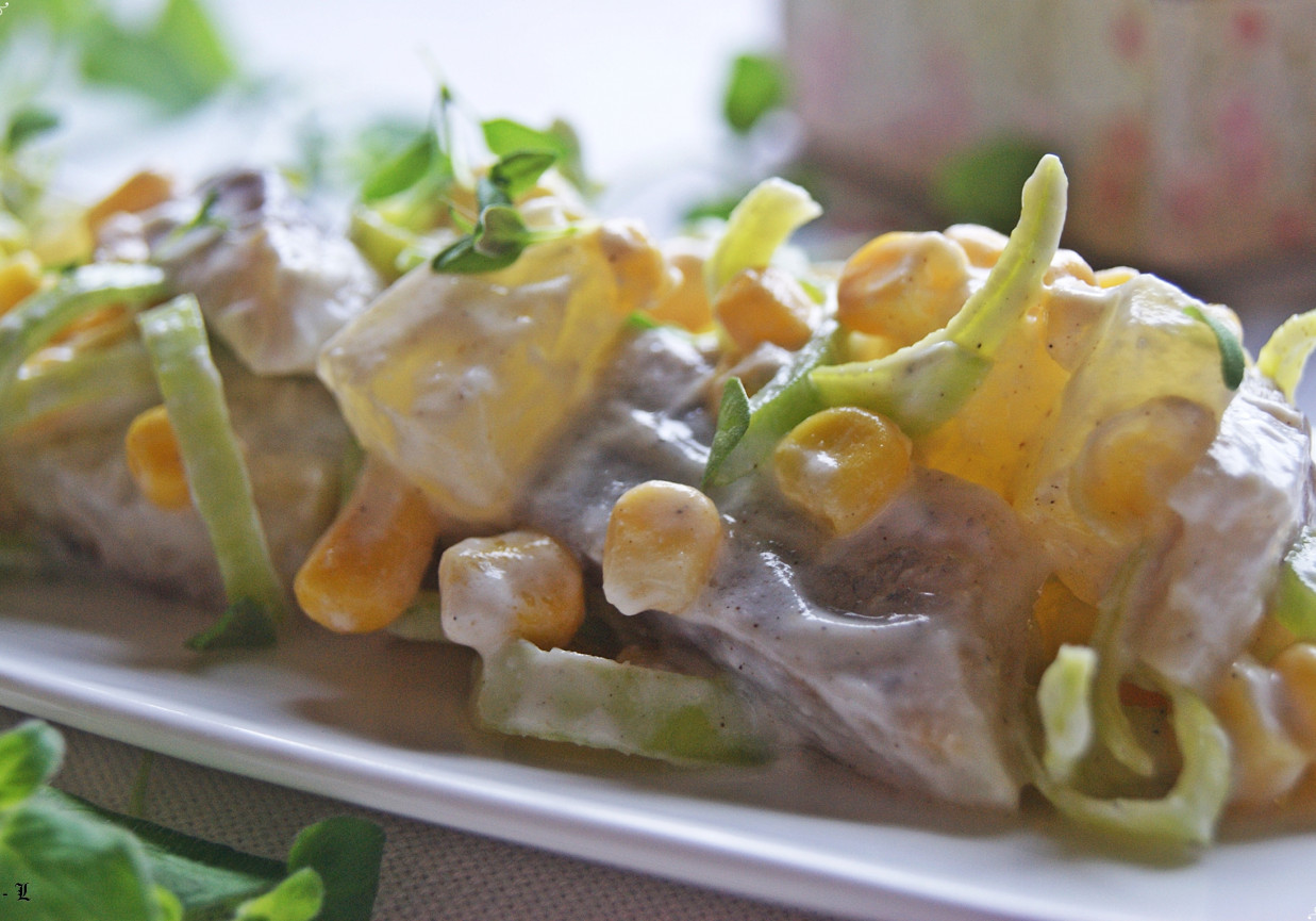 Delikatna sałatka ze śledziem i ananasem foto