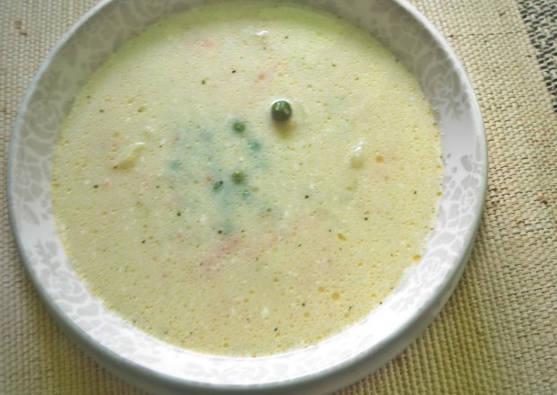 Fotografia przedstawiająca Delikatna zupa jarzynowa z zielonym groszkiem