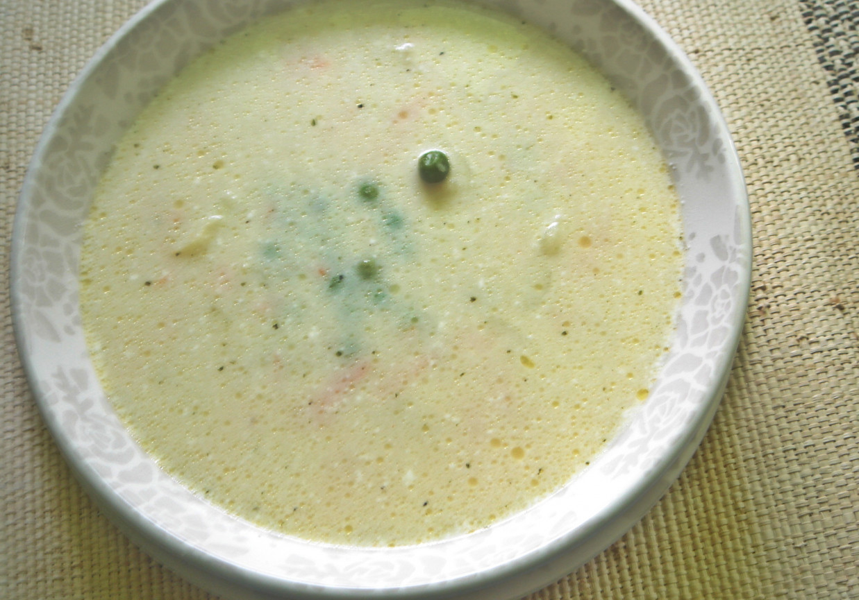 Delikatna zupa jarzynowa z zielonym groszkiem foto